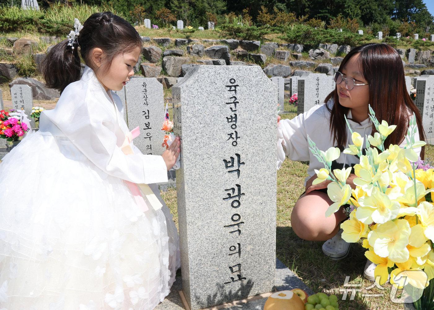 (대전뉴스1) 김기태 기자 = 추석 명절을 앞둔 20일 대전 유성구 국립대전현충원 모역에서 한복을 곱게 차려입은 어린이가 할아버지 묘비를 닦고 있다. 2026.9.20/뉴스1