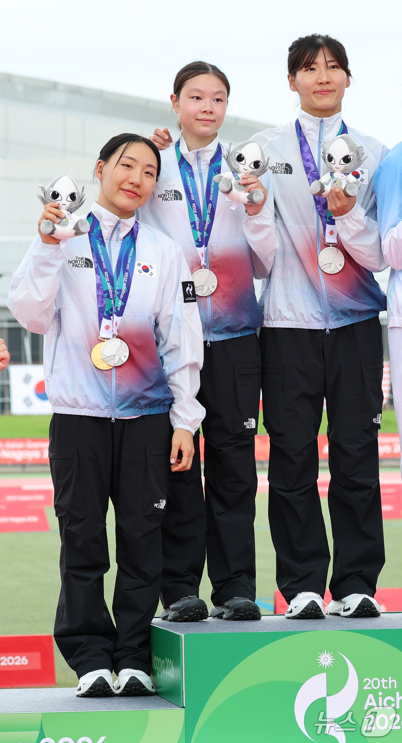 (안조=뉴스1) 안은나 기자 = 대한민국 성승민(왼쪽부터), 신수민, 김은주가 20일 일본 안조 스포츠 파크에서 열린 2026 아이치·나고야 아시안게임 여자 근대 5종 단체전 시상 …