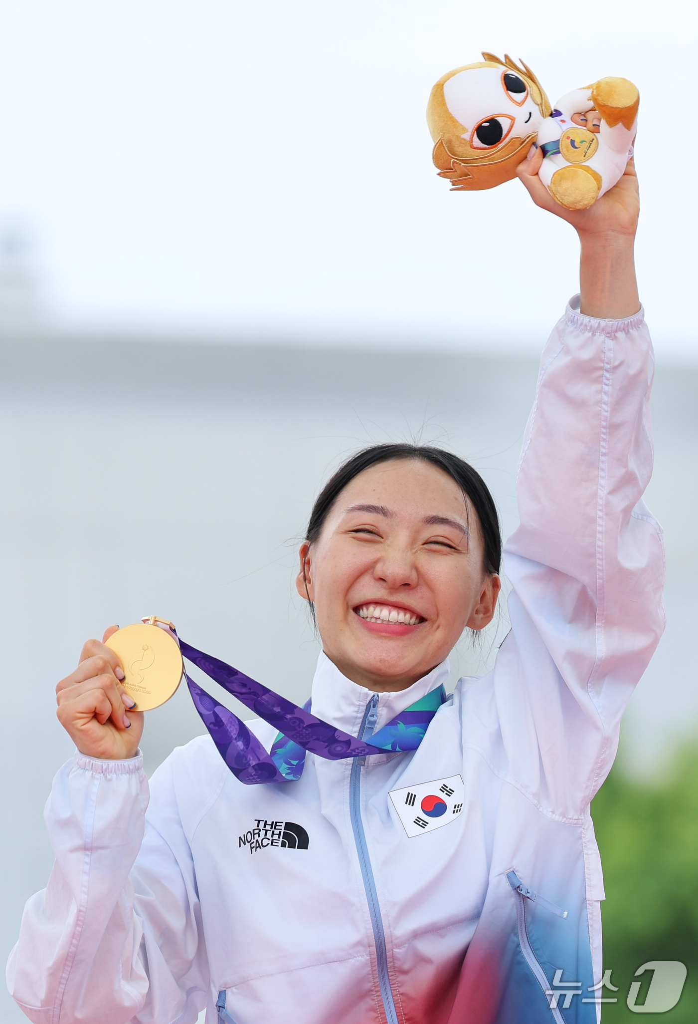 (안조=뉴스1) 안은나 기자 = 대한민국 성승민이 20일 일본 안조 스포츠 파크에서 열린 2026 아이치·나고야 아시안게임 근대 5종 개인전 여자 결승전에서 금메달을 목에건 뒤 기 …