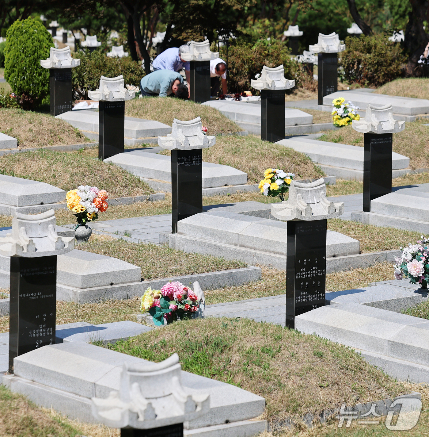 (인천=뉴스1) 오대일 기자 = 추석 명절을 앞둔 20일 인천 부평구 인천가족공원에서 시민들이 이른 성묘를 하고 있다. 2026.9.20/뉴스1
