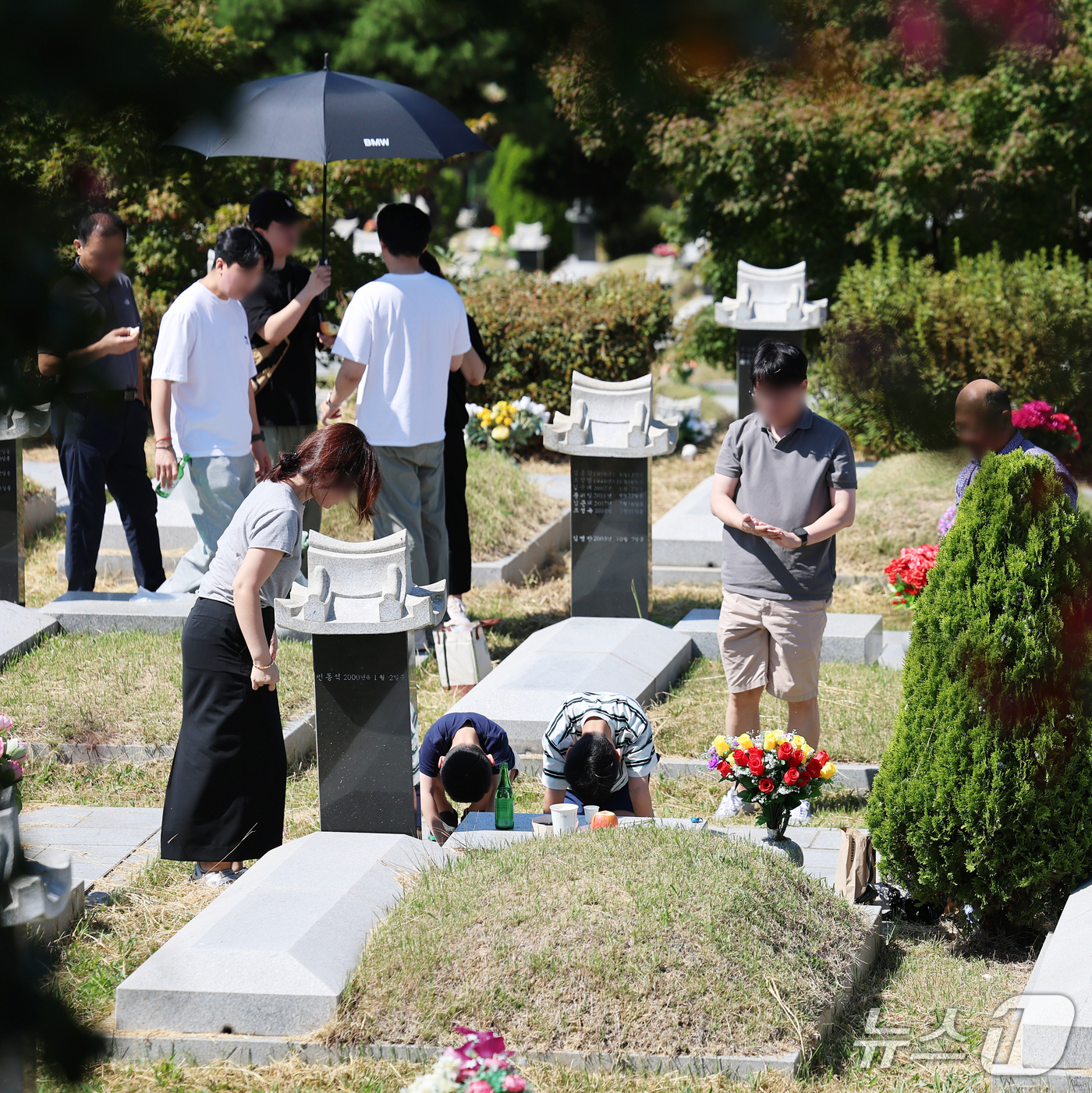 (인천=뉴스1) 오대일 기자 = 추석 명절을 앞둔 20일 인천 부평구 인천가족공원에서 부모와 함께 이른 성묘에 나선 어린이들이 할아버지 묘에 절을 올리고 있다. 2026.9.20/ …