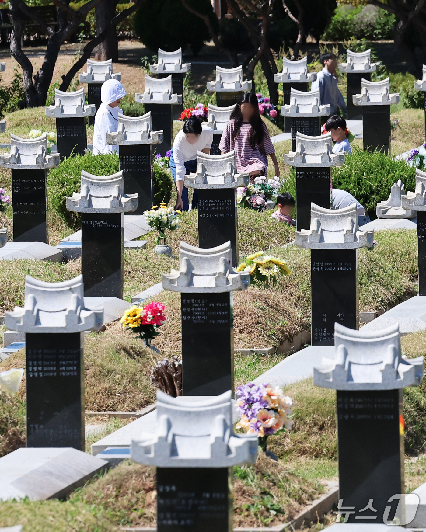 (인천=뉴스1) 오대일 기자 = 추석 명절을 앞둔 20일 인천 부평구 인천가족공원에서 이른 성묘에 나선 시민들이 조상의 묘를 돌보고 있다. 2026.9.20/뉴스1