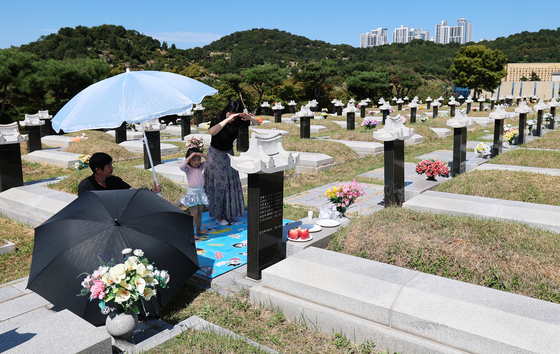 “할머니, 미리 성묘왔어요”