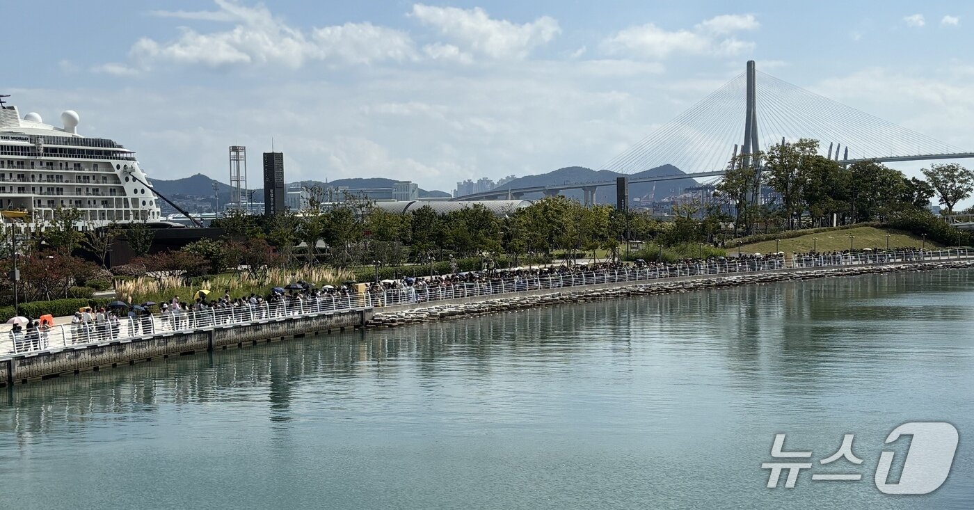 본문 이미지 - 20일 상어를 구경하기 위해 부산 북항친수공원에 모인 방문객들 2026.9.20 ⓒ 뉴스1 홍윤 기자