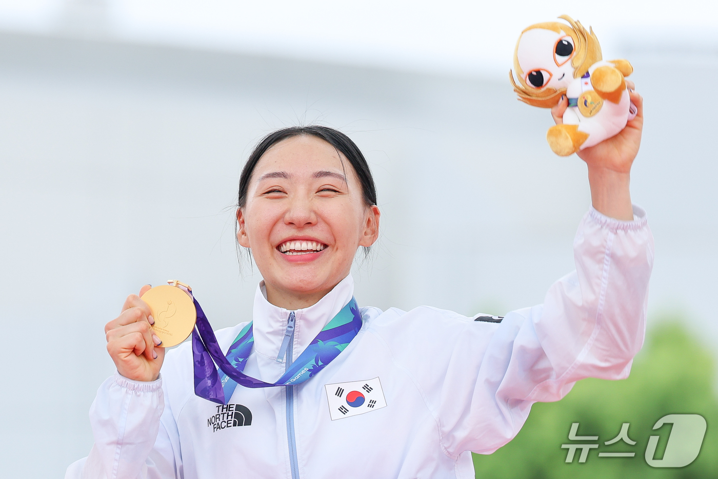 (안조=뉴스1) 안은나 기자 = 대한민국 성승민이 20일 일본 안조 스포츠 파크에서 열린 2026 아이치·나고야 아시안게임 근대 5종 개인전 여자 결승전에서 금메달을 목에 걸고 있 …