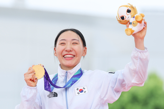 성승민, 금빛 미소