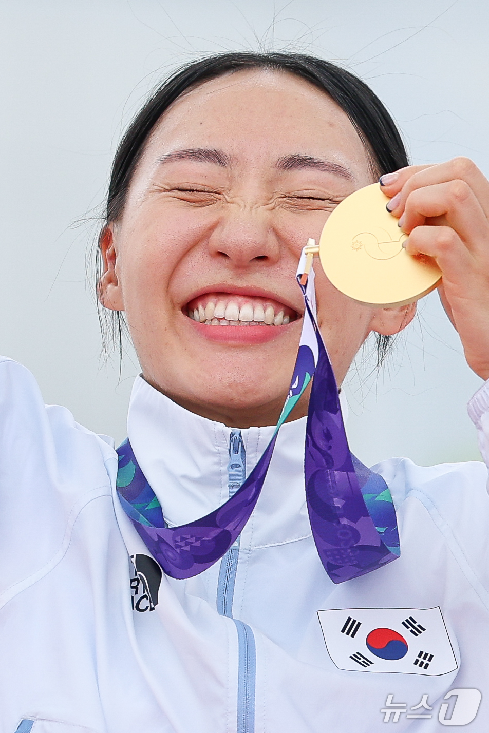(안조=뉴스1) 안은나 기자 = 대한민국 성승민이 20일 일본 안조 스포츠 파크에서 열린 2026 아이치·나고야 아시안게임 근대 5종 개인전 여자 결승전에서 금메달을 목에 걸고 있 …