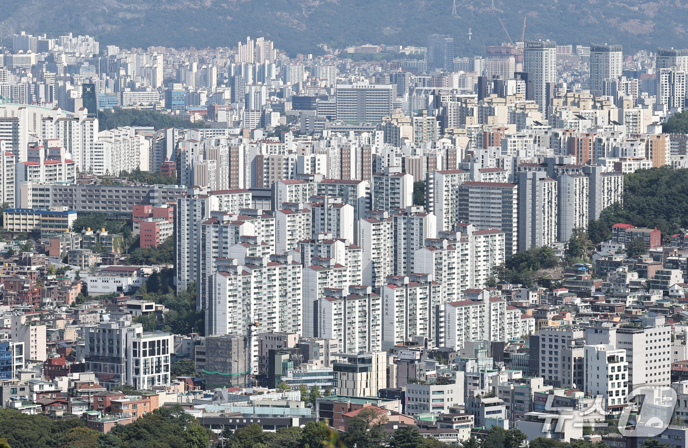 (서울=뉴스1) 이종수 기자 = 서울 아파트 전셋값 상승세가 이어지면서 성북·동대문 등 중하위권 지역에서도 전용면적 84㎡ 기준 10억원 안팎의 전세 거래와 호가가 나타나고 있다. …