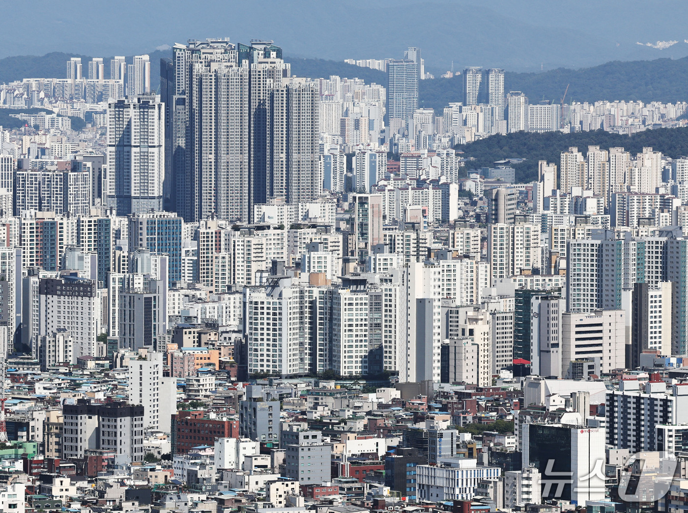 (서울=뉴스1) 이종수 기자 = 서울 아파트 전셋값 상승세가 이어지면서 성북·동대문 등 중하위권 지역에서도 전용면적 84㎡ 기준 10억원 안팎의 전세 거래와 호가가 나타나고 있다. …