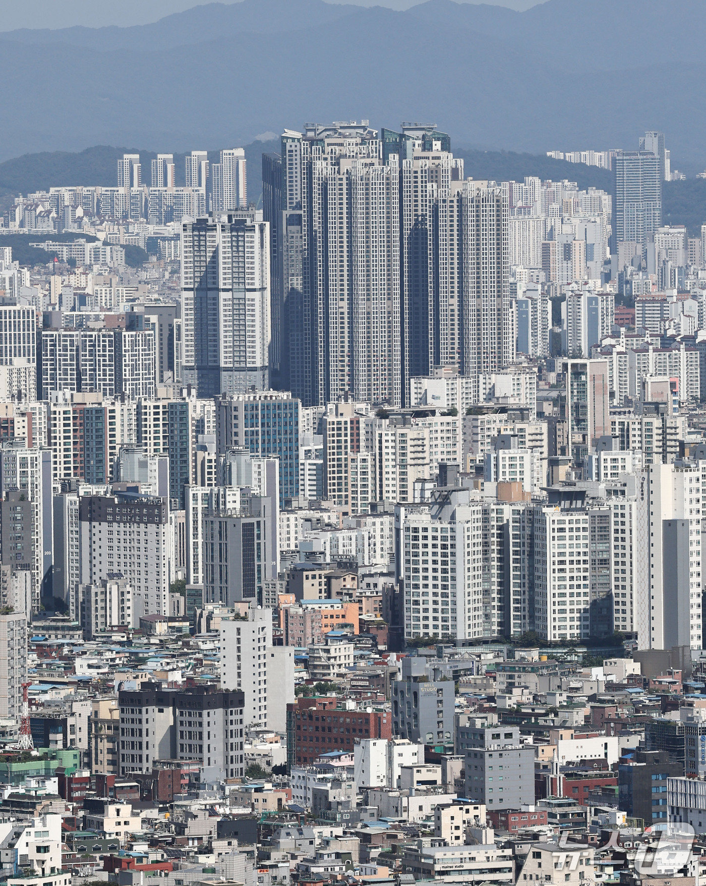 (서울=뉴스1) 이종수 기자 = 서울 아파트 전셋값 상승세가 이어지면서 성북·동대문 등 중하위권 지역에서도 전용면적 84㎡ 기준 10억원 안팎의 전세 거래와 호가가 나타나고 있다. …