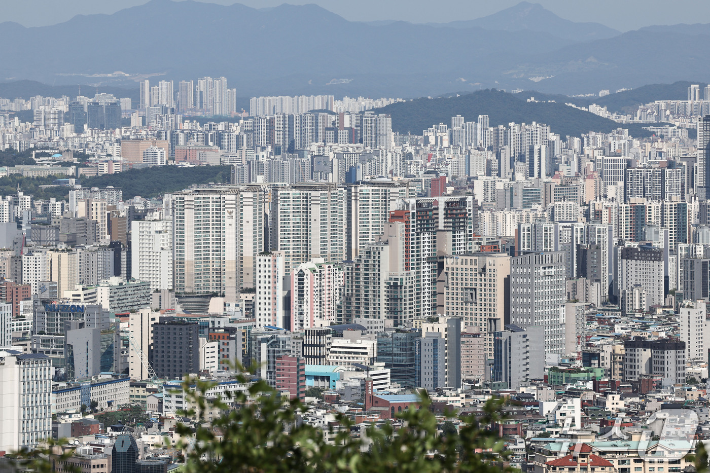 (서울=뉴스1) 이종수 기자 = 서울 아파트 전셋값 상승세가 이어지면서 성북·동대문 등 중하위권 지역에서도 전용면적 84㎡ 기준 10억원 안팎의 전세 거래와 호가가 나타나고 있다. …
