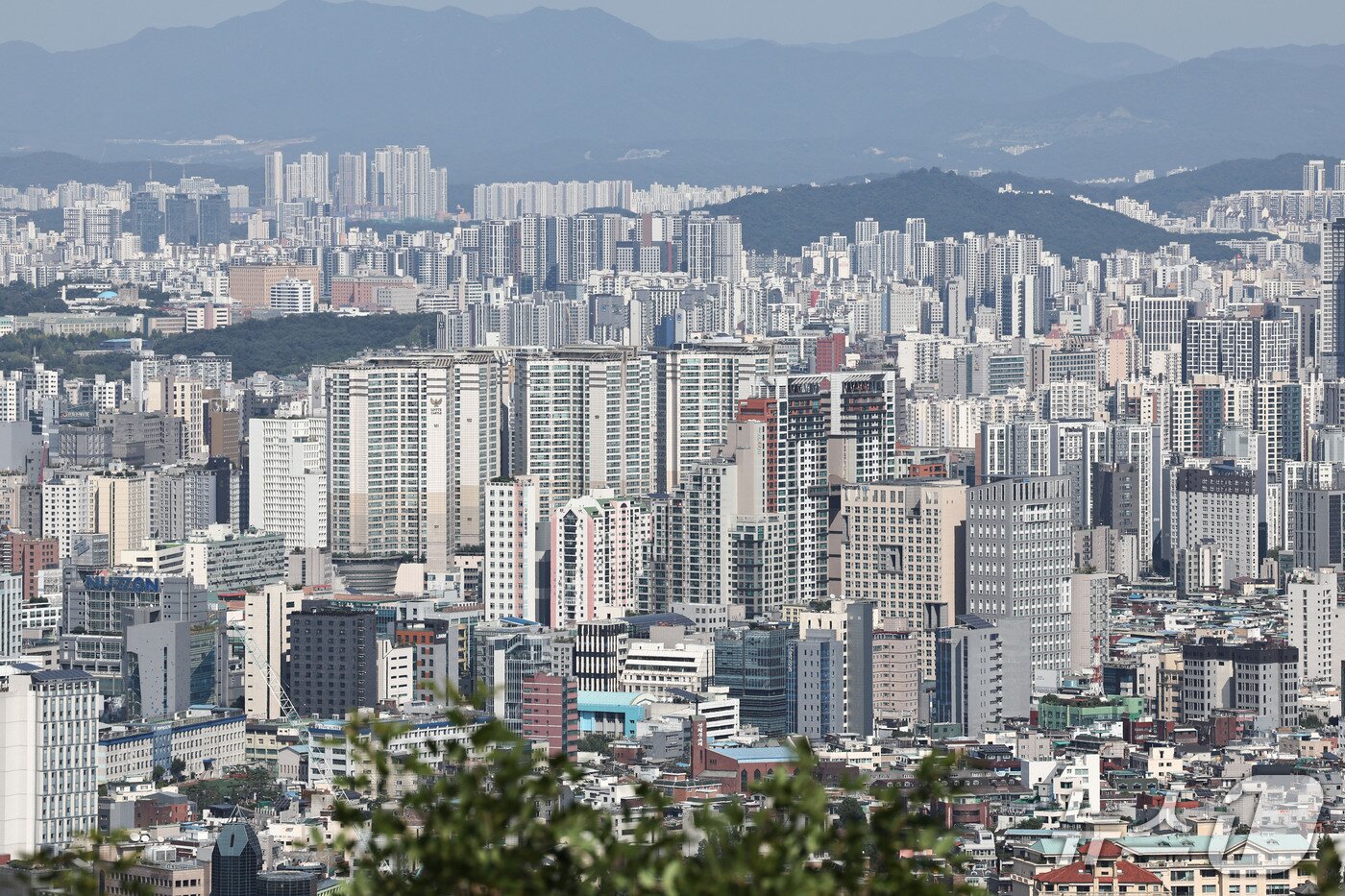 본문 이미지 - 서울 남산 전망대에서 바라본 아파트 단지 모습.ⓒ 뉴스1 이종수 기자