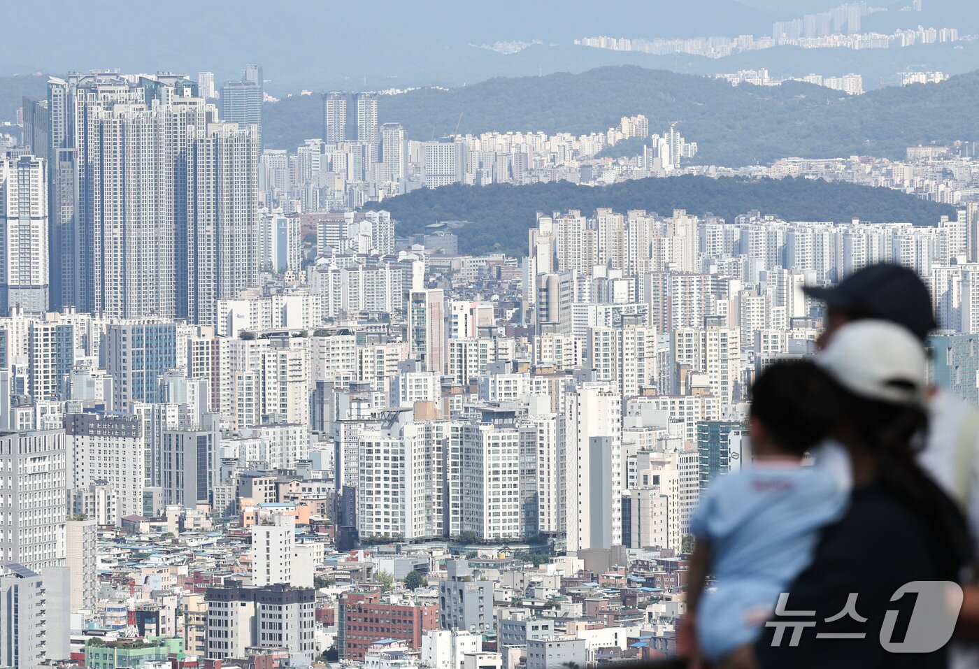 본문 이미지 - 서울 남산 전망대에서 바라본 아파트 단지 . 2026.9.20 ⓒ 뉴스1 이종수 기자