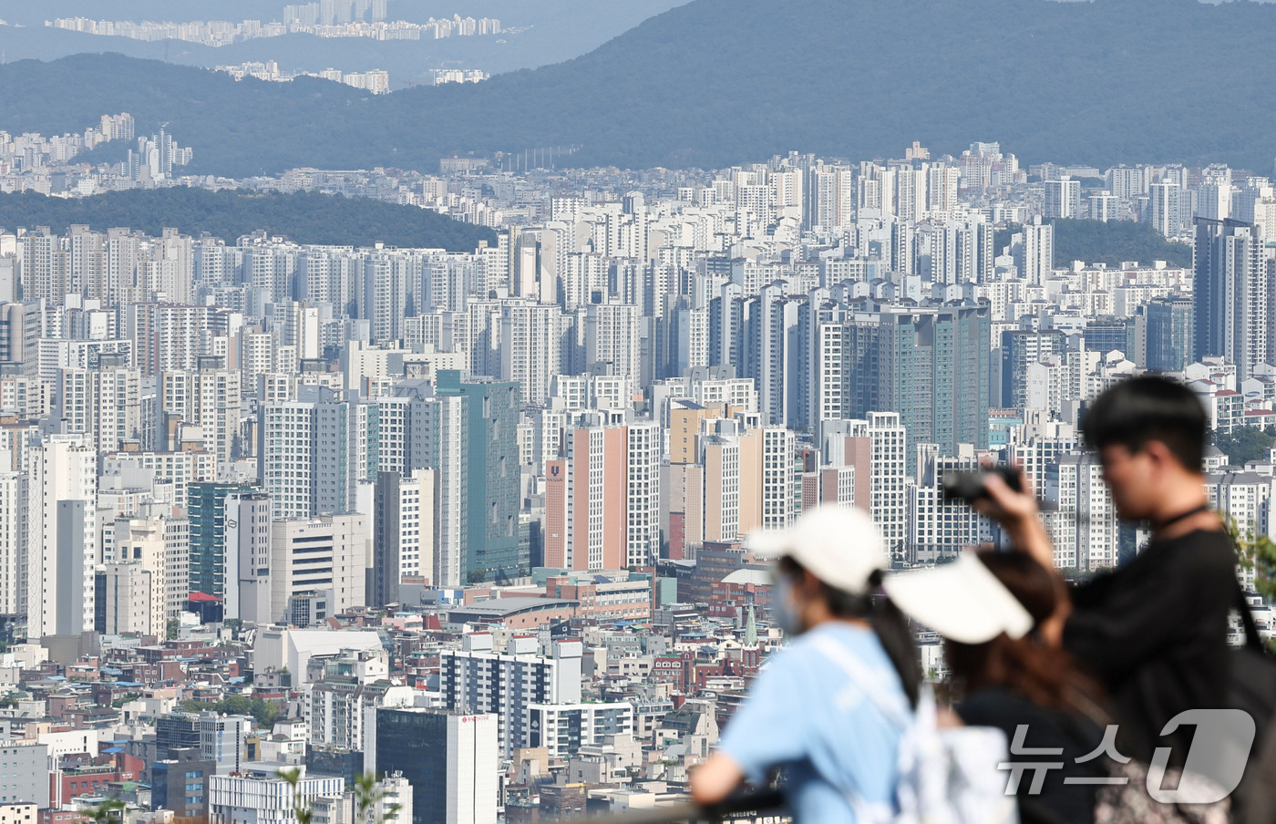 (서울=뉴스1) 이종수 기자 = 서울 아파트 전셋값 상승세가 이어지면서 성북·동대문 등 중하위권 지역에서도 전용면적 84㎡ 기준 10억원 안팎의 전세 거래와 호가가 나타나고 있다. …