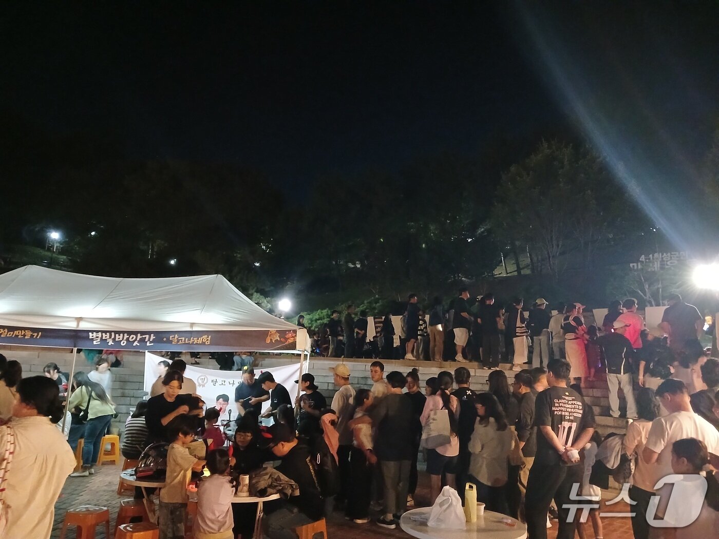 본문 이미지 - 지난 19일 오후 강원 횡성군 횡성읍 삼일공원에서 열린 야간 관광 프로그램 '별빛행성'에 어린이와 학부모 등 3000여 명이 몰렸다.(횡성군문화재단 제공. 재판매 및 DB 금지)/뉴스1
