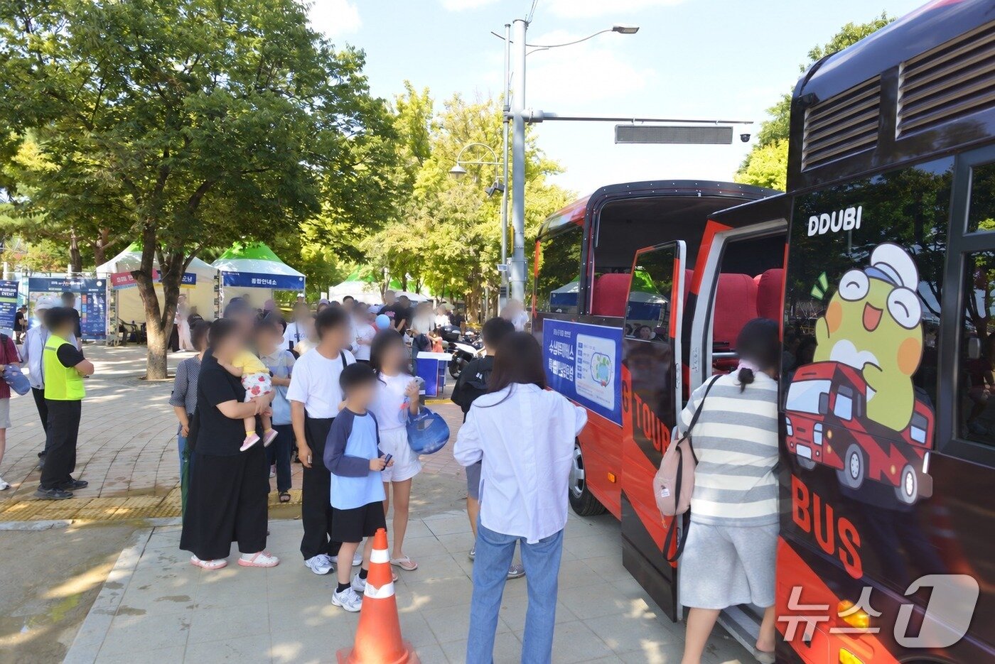 본문 이미지 - 20일 오후 대구 수성못 일대에서 열린 '2026 수성못페스티벌'에서 시민들이 수성구 대표 캐릭터 '뚜비'로 꾸며진 수성투어버스에 탑승하고 있다. 2026.9.20 ⓒ 뉴스1 이성덕 기자