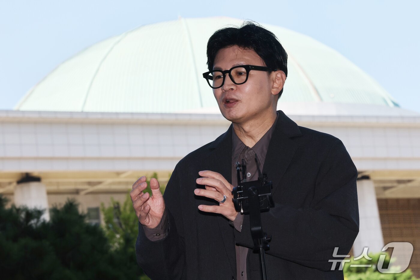 본문 이미지 - 한동훈 무소속 의원이 20일 오후 서울 여의도 국회 의원회관 앞에서 법무부 장관 후보직에서 자진 사퇴한 김승원 더불어민주당 의원 등과 관련한 브리핑을 하고 있다. 2026.9.20 ⓒ 뉴스1 황기선 기자