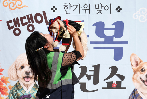 반려견과 추억 남기는 시민