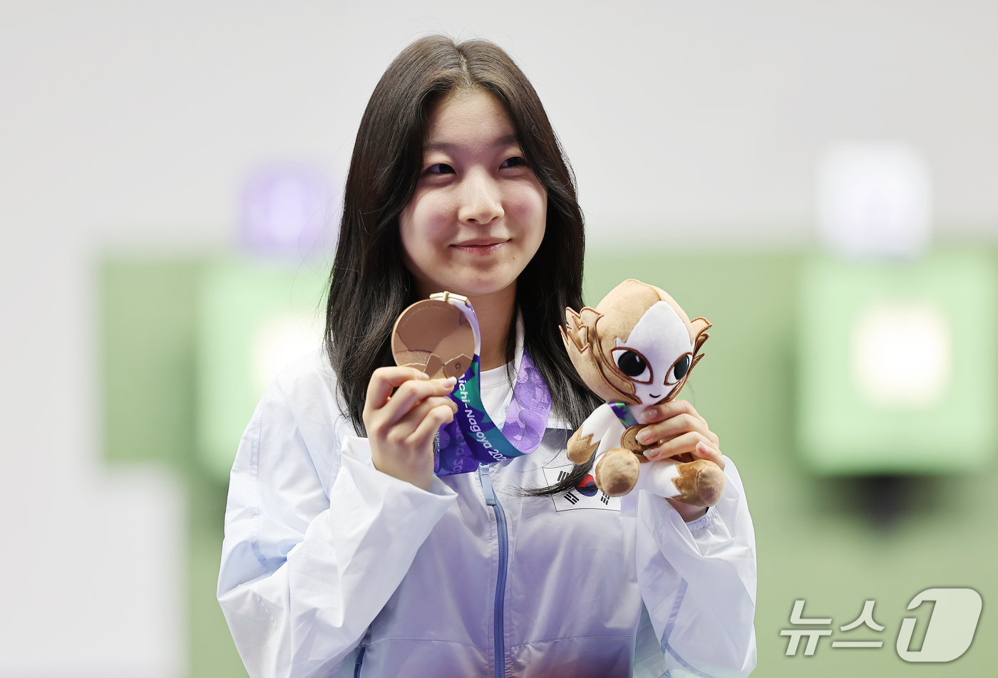 (도요타=뉴스1) 김도우 기자 = 대한민국 반효진이 20일 일본 도요타시 아이치현 종합사격장에서 열린 2026 아이치·나고야 아시안게임 여자 10m 공기소총 개인전 시상식에서 동메 …