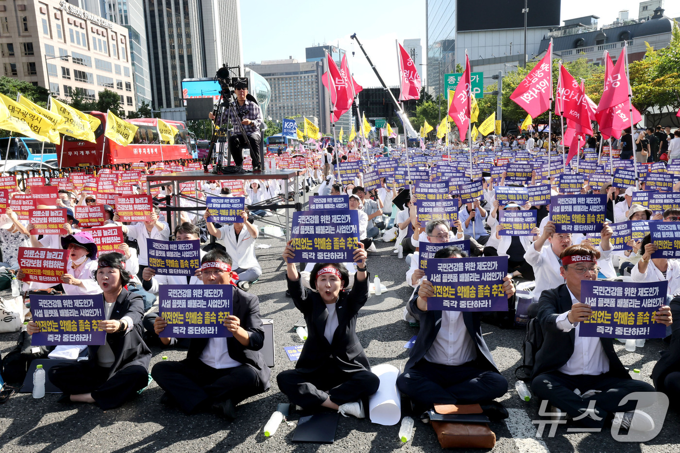 (서울=뉴스1) 이광호 기자 = 권영희 대한약사회장을 비롯한 약사 및 약대생들이 20일 오후 서울 종로구 광화문 동화면세점 앞에서 열린 '국민건강·건강보험 수호 전국약사 총궐기대회 …