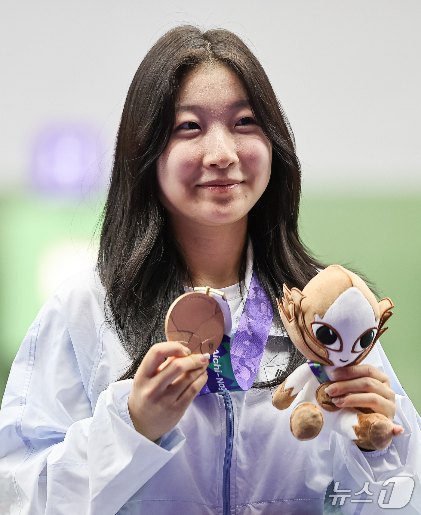 (도요타=뉴스1) 김도우 기자 = 대한민국 반효진이 20일 일본 도요타시 아이치현 종합사격장에서 열린 2026 아이치·나고야 아시안게임 여자 10m 공기소총 개인전 시상식에서 동메 …