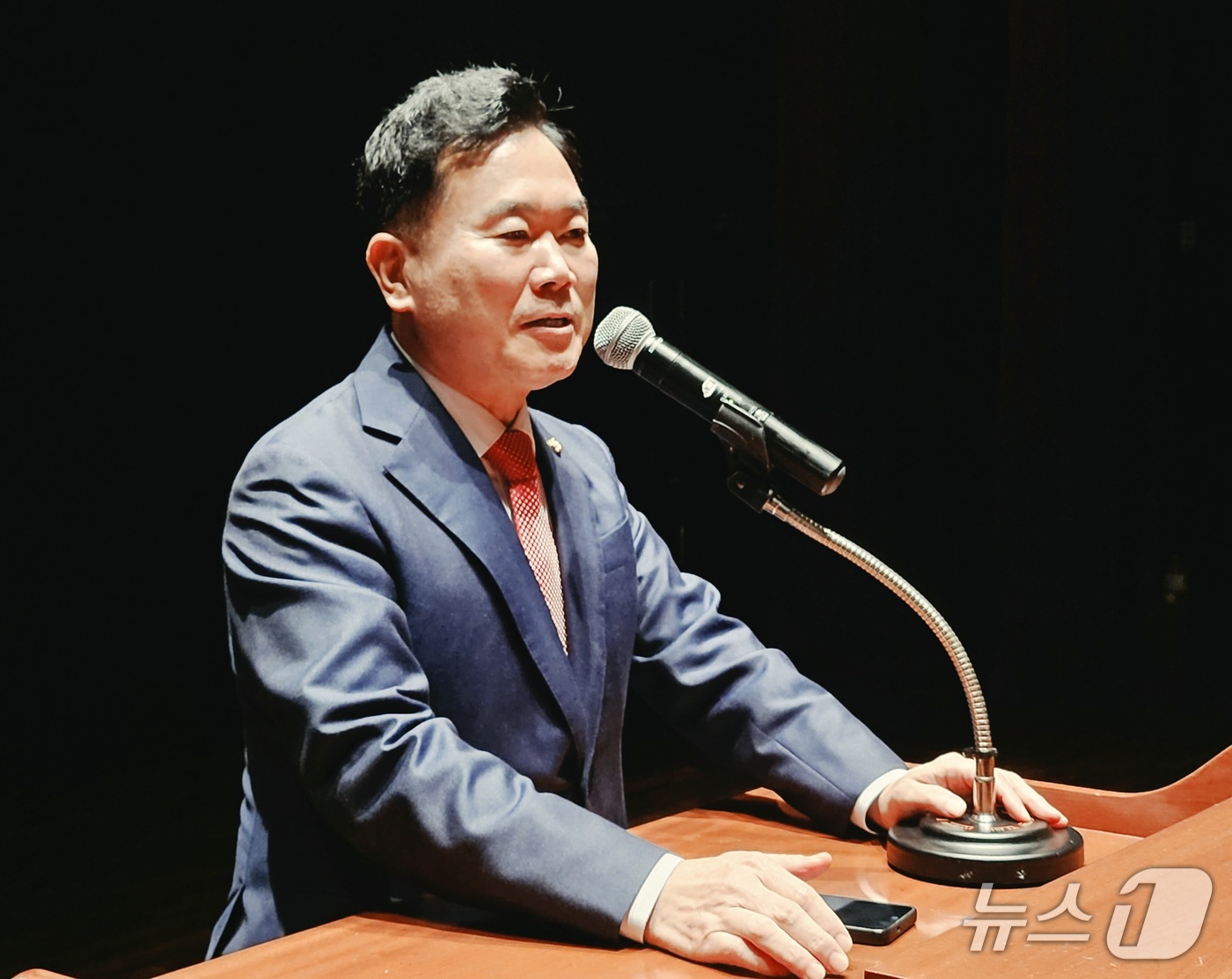 (대구=뉴스1) 남승렬 기자 = 김승수 국민의힘 신임 대구시당위원장이 20일 대구 북구 iM뱅크 제2본점 대강당에서 열린 취임식에서 발언하고 있다. 2026.9.20/뉴스1