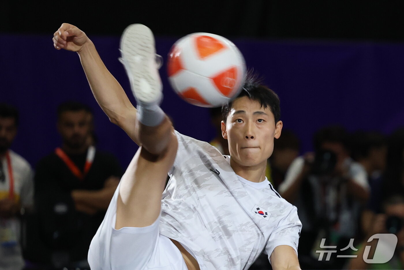 본문 이미지 - 대한민국 이준석이 20일 일본 나고야 히가시 스포츠센터에서 열린 2026 아이치·나고야 아시안게임 테크볼 남자 단식 결승전에서 이라크의 알렐야위와 맞대결을 펼치고 있다. 2026.9.20 ⓒ 뉴스1 안은나 기자