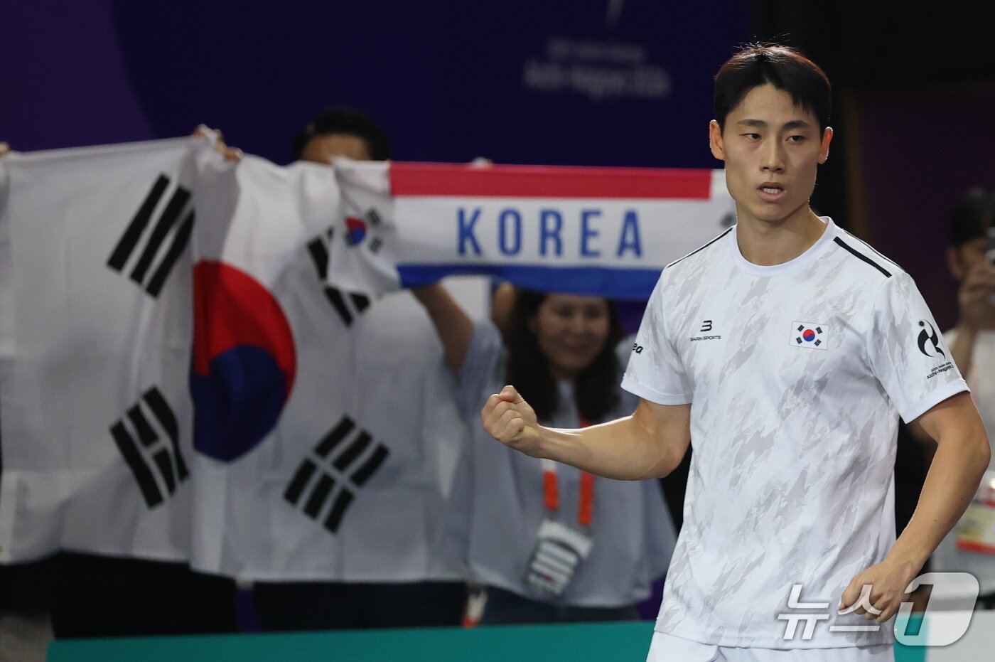 본문 이미지 - 대한민국 이준석이 20일 일본 나고야 히가시 스포츠센터에서 열린 2026 아이치·나고야 아시안게임 테크볼 남자 단식 결승전에서 득점을 올린 후 환호하고 있다. 2026.9.20 ⓒ 뉴스1 안은나 기자