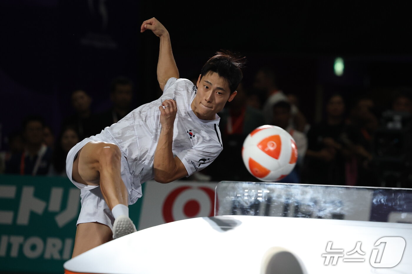본문 이미지 - 대한민국 이준석이 20일 일본 나고야 히가시 스포츠센터에서 열린 2026 아이치·나고야 아시안게임 테크볼 남자 단식 결승전에서 이라크의 알렐야위와 맞대결을 펼치고 있다. 2026.9.20 ⓒ 뉴스1 안은나 기자