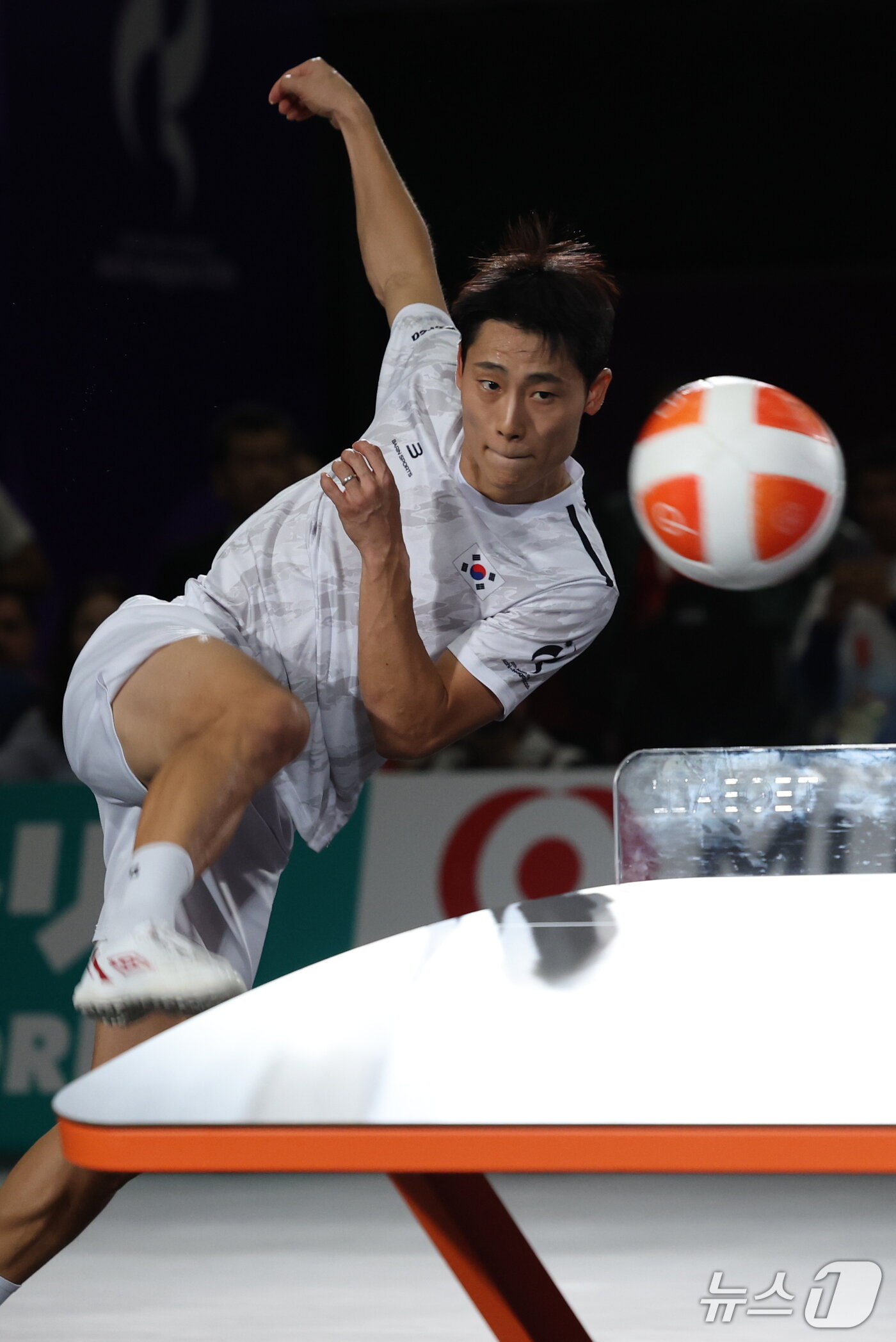 본문 이미지 - 대한민국 이준석이 20일 일본 나고야 히가시 스포츠센터에서 열린 2026 아이치·나고야 아시안게임 테크볼 남자 단식 결승전에서 이라크의 알렐야위와 맞대결을 펼치고 있다. 2026.9.20 ⓒ 뉴스1 안은나 기자