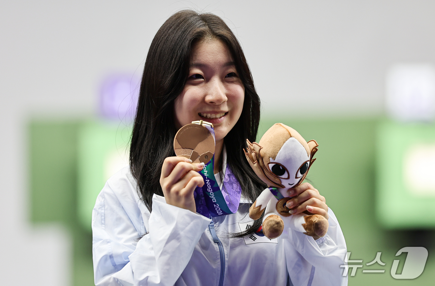 (도요타=뉴스1) 김도우 기자 = 대한민국 반효진이 20일 일본 도요타시 아이치현 종합사격장에서 열린 2026 아이치·나고야 아시안게임 여자 10m 공기소총 개인전 결선 시상식에서 …