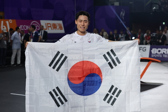 태극기 든 이준석, 초대 챔피언의 눈물