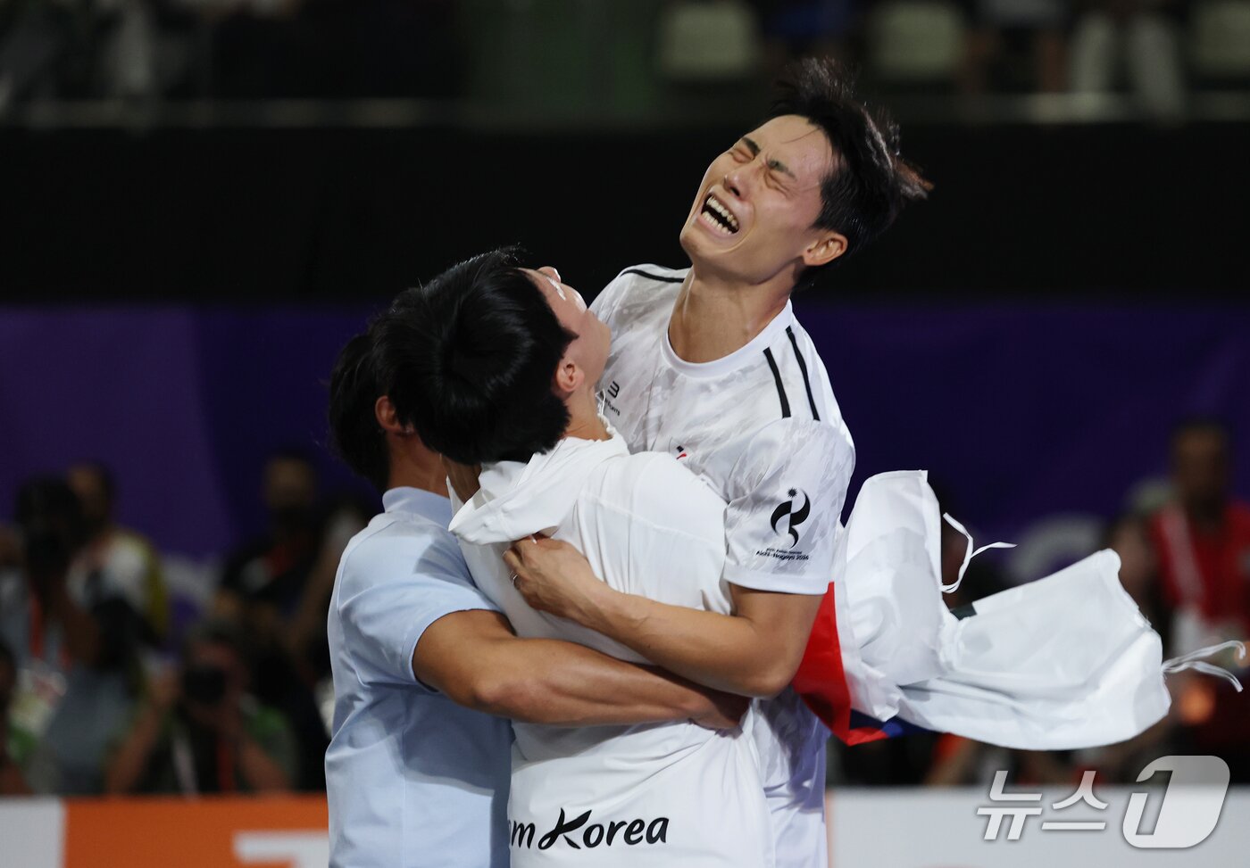 본문 이미지 - 한국 테크볼 사상 첫 국제종합스포츠대회 메달리스트가 된 이준석이 20일 일본 나고야 히가시 스포츠센터에서 열린 2026 아이치·나고야 아시안게임 테크볼 남자 단식 결승전에서 금메달을 확정짓자 포효하고 있다. 2026.9.20 ⓒ 뉴스1 안은나 기자