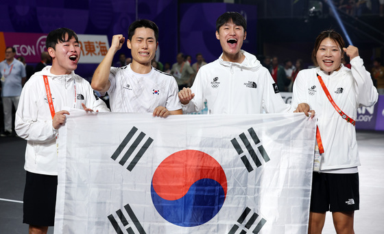 '테크볼 금메달' 태극기 든 이준석
