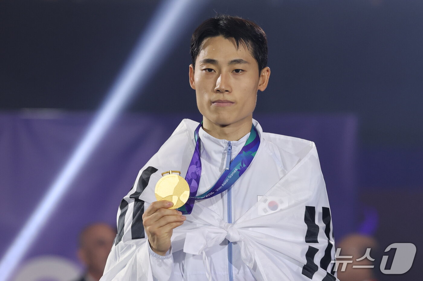 본문 이미지 - 한국 테크볼 사상 첫 국제종합스포츠대회 메달리스트가 된 이준석이 20일 일본 나고야 히가시 스포츠센터에서 열린 2026 아이치·나고야 아시안게임 테크볼 남자 단식 결승전 시상식에서 금메달을 목에 걸고 기념촬영을 하고 있다. 2026.9.20 ⓒ 뉴스1 안은나 기자
