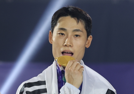 금메달 깨무는 테크볼 이준석