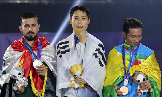 [뉴스1 PICK]  '발 탁구' 테크볼 이준석, 한국 3번째 금메달 '쾌거'