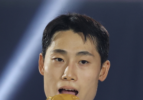 금메달 깨무는 테크볼 이준석