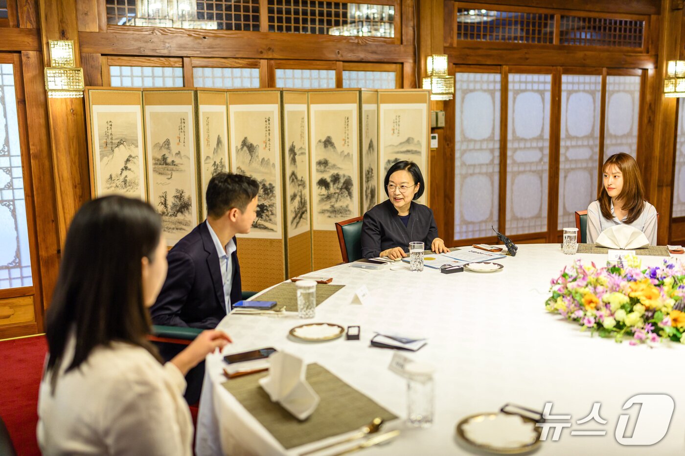 본문 이미지 - 한성숙 국무총리가 20일 서울 종로구 국무총리 서울공관에서 열린 제5회 열린 브런치에서 과학기술계 신진연구자들에게 인사말을 하고 있다. (국무총리실 제공. 재판매 및 DB 금지) 2026.9.20 ⓒ 뉴스1