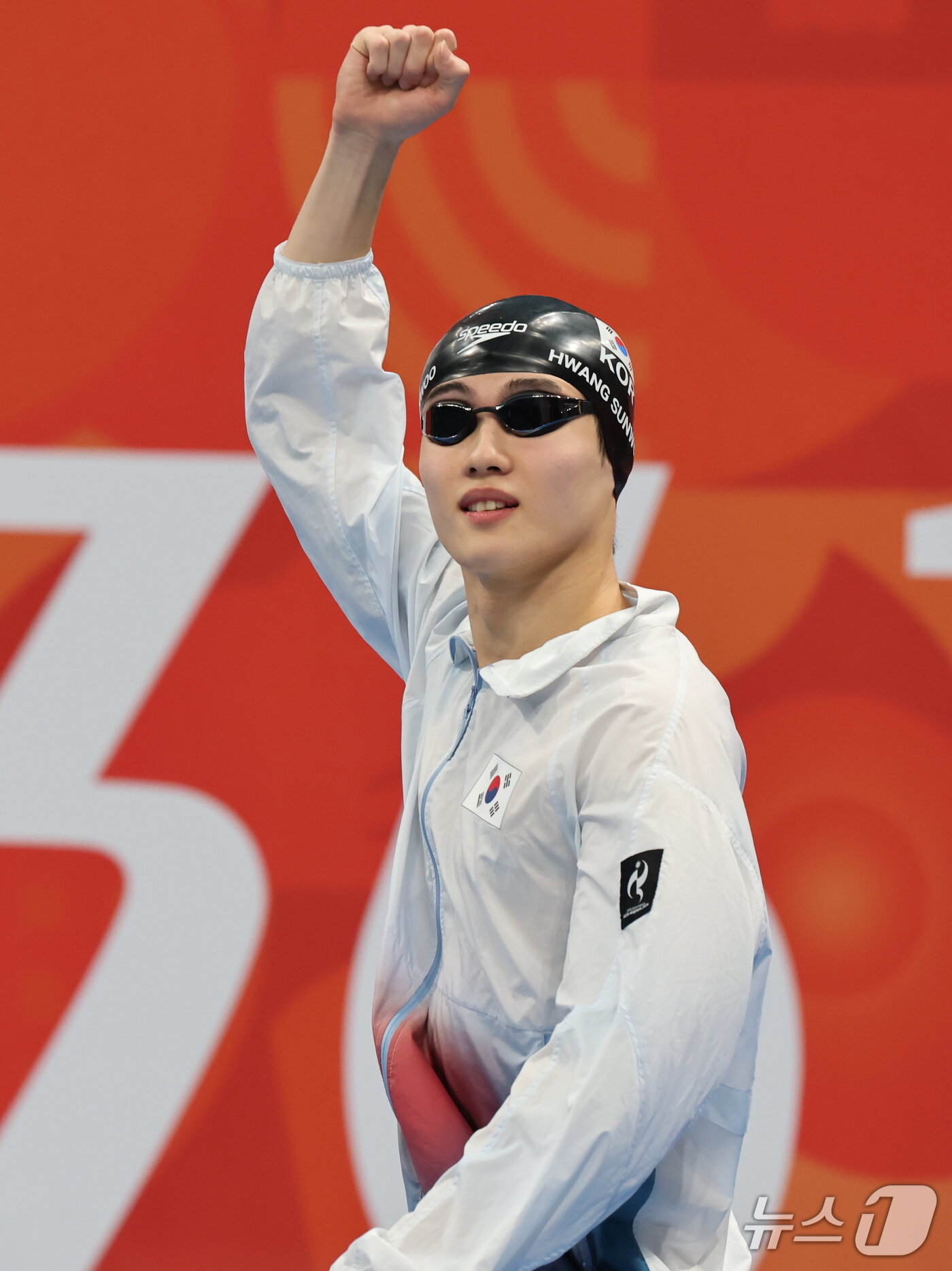 본문 이미지 - 20일 도쿄 아쿠아틱스 센터에서 열린 2026 아이치·나고야 아시안게임 남자 100m 자유형 결승전에서 황선우가 손을 들어 인사하고 있다. 2026.9.20 ⓒ 뉴스1 김민지 기자