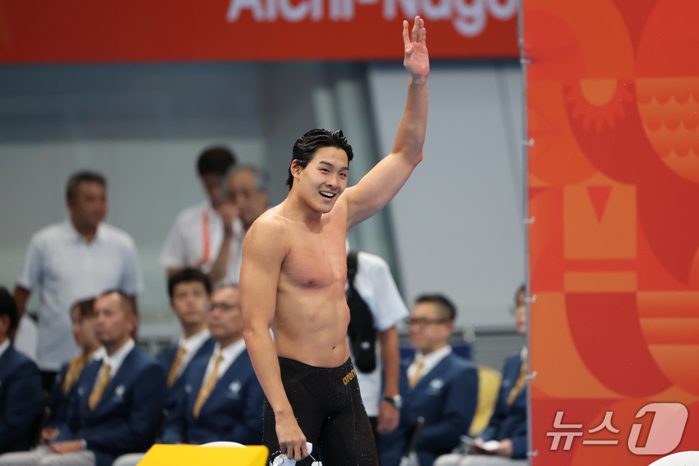 (도쿄=뉴스1) 김민지 기자 = 20일 도쿄 아쿠아틱스 센터에서 열린 2026 아이치·나고야 아시안게임 남자 100m 자유형 결승전에서 김영범이 은메달을 차지한 후 관중석을 향해 …