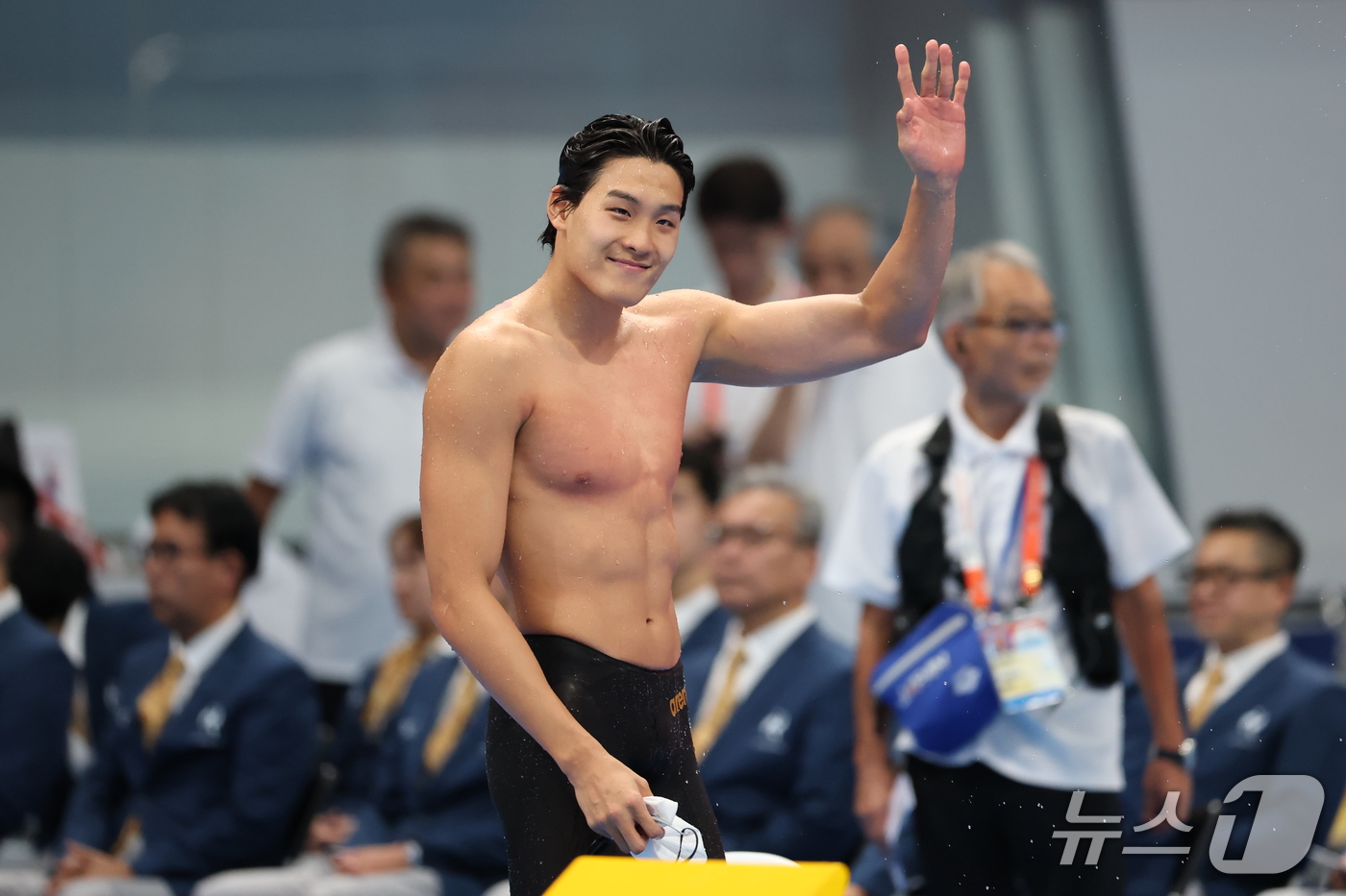 (도쿄=뉴스1) 김민지 기자 = 20일 도쿄 아쿠아틱스 센터에서 열린 2026 아이치·나고야 아시안게임 남자 100m 자유형 결승전에서 김영범이 은메달을 차지한 후 관중석을 향해 …