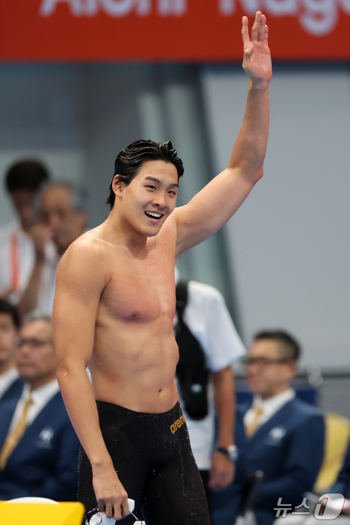 (도쿄=뉴스1) 김민지 기자 = 20일 도쿄 아쿠아틱스 센터에서 열린 2026 아이치·나고야 아시안게임 남자 100m 자유형 결승전에서 김영범이 은메달을 차지한 후 관중석을 향해 …