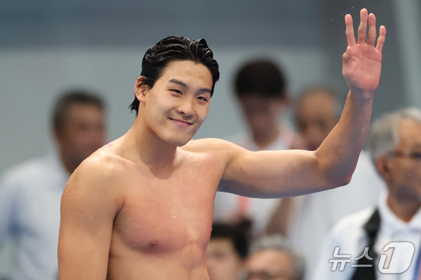 (도쿄=뉴스1) 김민지 기자 = 20일 도쿄 아쿠아틱스 센터에서 열린 2026 아이치·나고야 아시안게임 남자 100m 자유형 결승전에서 김영범이 은메달을 차지한 후 관중석을 향해 …
