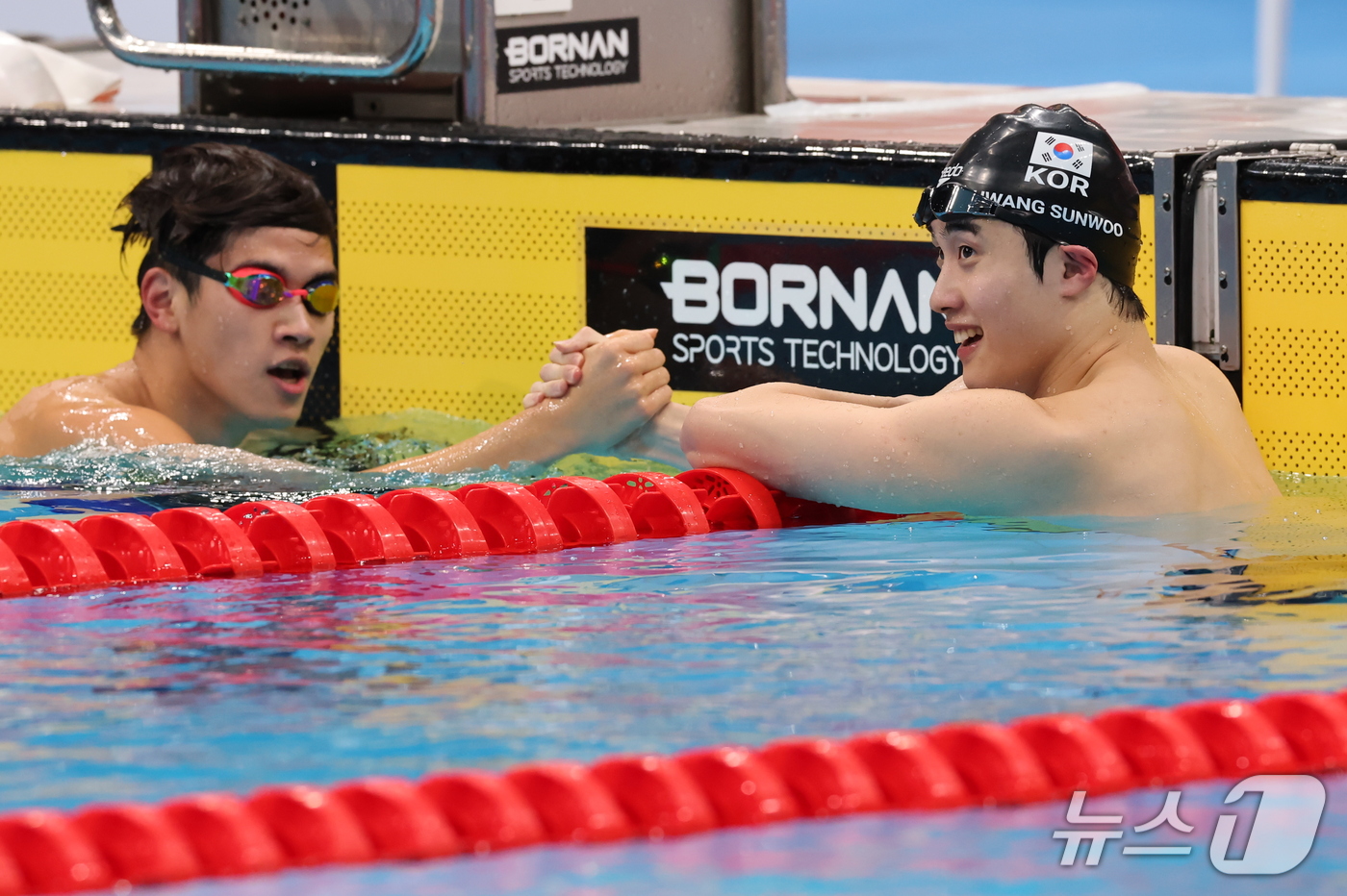 (도쿄=뉴스1) 김민지 기자 = 20일 도쿄 아쿠아틱스 센터에서 열린 2026 아이치·나고야 아시안게임 남자 100m 자유형 결승전에서 황선우가 동메달을 차지한 후 금메달을 차지한 …
