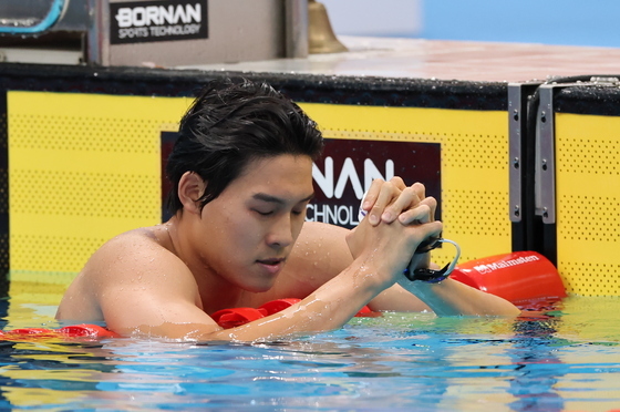두 손 모은 김영범, 남자 자유형 100M 은메달