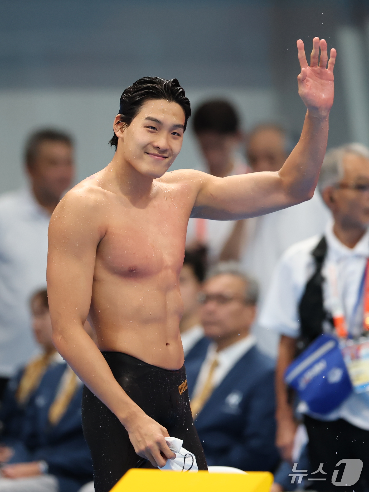 (도쿄=뉴스1) 김민지 기자 = 20일 도쿄 아쿠아틱스 센터에서 열린 2026 아이치·나고야 아시안게임 남자 100m 자유형 결승전에서 김영범이 은메달을 차지한 후 관중석을 향해 …