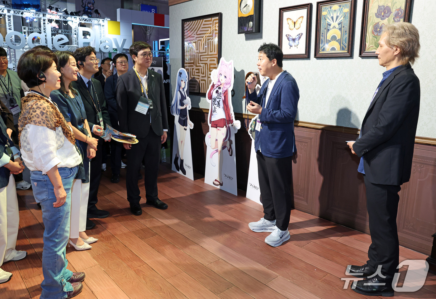 (서울=뉴스1) = 최휘영 문화체육관광부 장관이 20일 일본 지바현 마쿠하리 멧세에서 열린 도쿄게임쇼 2026 현장을 찾아 국회 문체위 이재정 위원장, 이정문, 조은희 위원과 함께 …