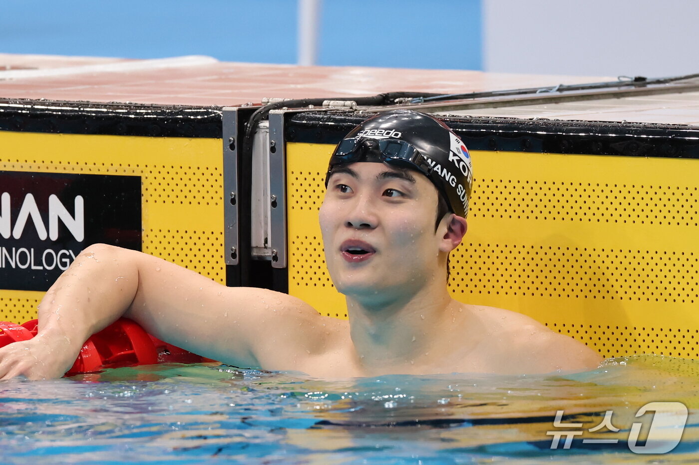 본문 이미지 - 20일 도쿄 아쿠아틱스 센터에서 열린 2026 아이치·나고야 아시안게임 남자 100m 자유형 결승전에서 황선우가 동메달을 차지한 후 기록을 확인하고 있다. 2026.9.20 ⓒ 뉴스1 김민지 기자
