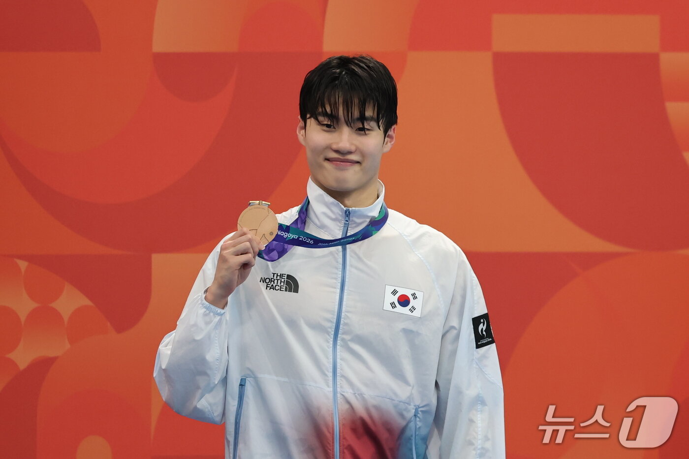 본문 이미지 - 20일 도쿄 아쿠아틱스 센터에서 열린 2026 아이치·나고야 아시안게임 수영 남자 100m 자유형 시상식에서 동메달을 획득한 황선우가 메달을 들어보이고 있다. 2026.9.20 ⓒ 뉴스1 김민지 기자